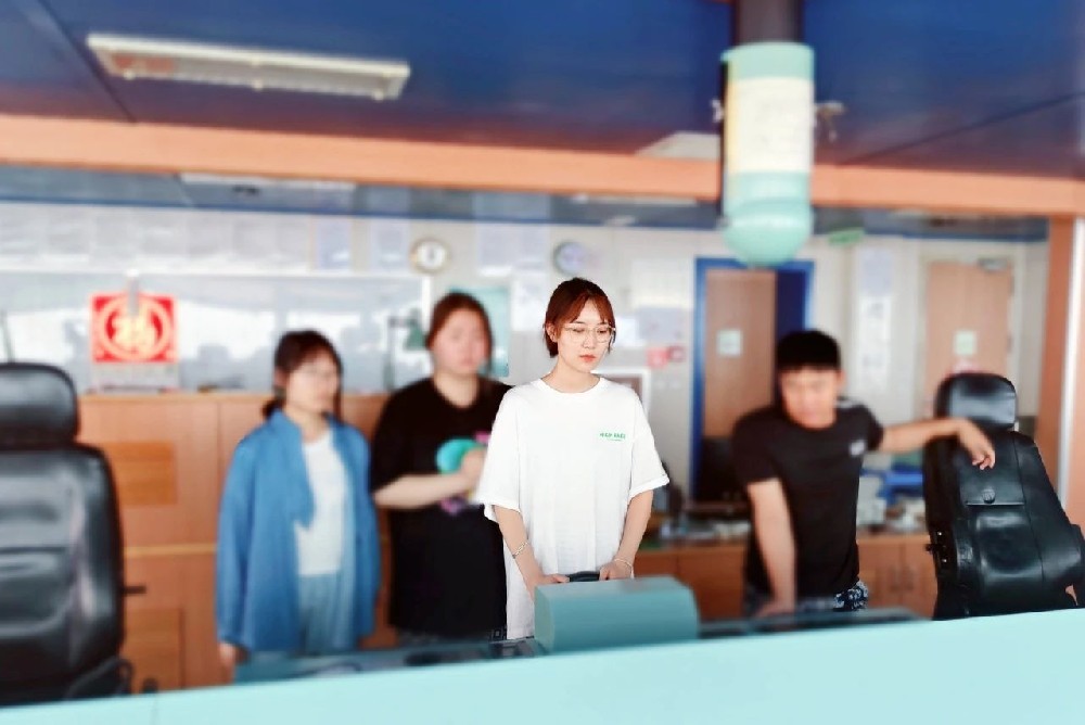 了不起的奋楫者 | 江苏尊龙中国官网周璇：“00”后女船员的尊龙中国官网志