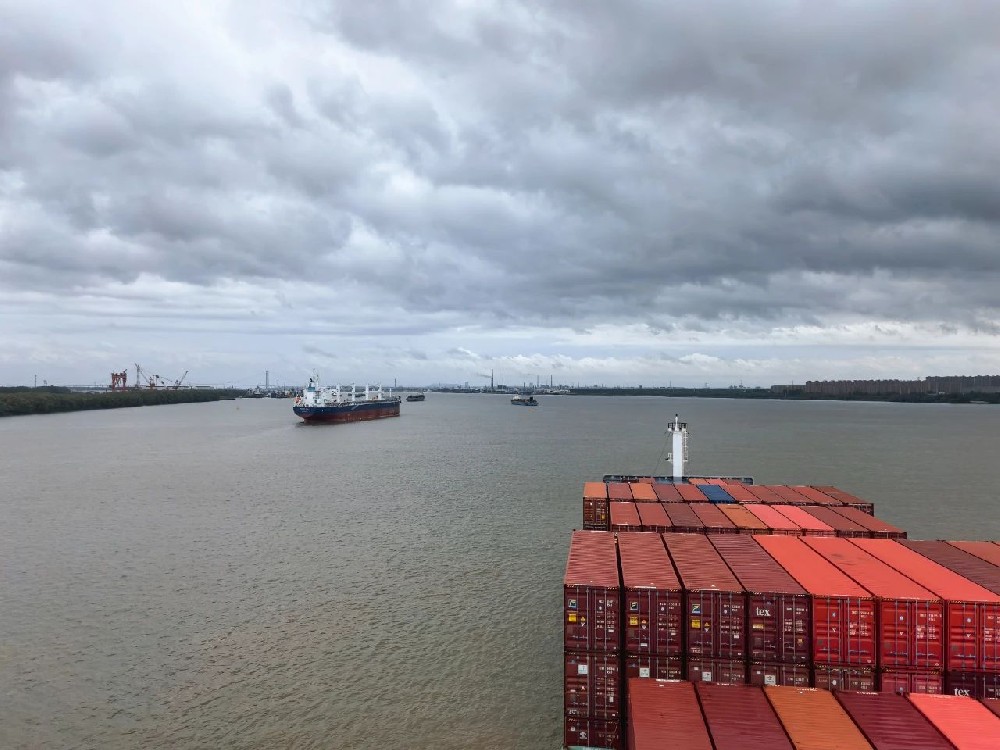 太海公司闻“风”而动 筑牢防线迎战台风“竹节草”