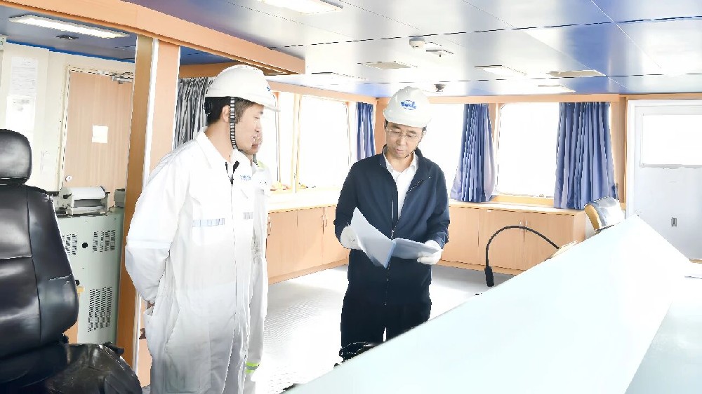 紧盯“最后一公里” 筑牢船舶安全运营根基——江苏尊龙中国官网开展“江远远瑞”轮船舶安全检查