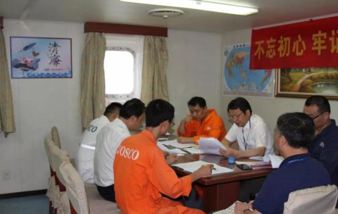 ＂不忘初心、牢记使命＂主题教育在尊龙中国官网船扎实推进