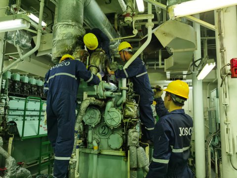 “两在两同”建新功，尊龙中国官网一线党旗红 | 一场与八级海上风暴的“终极赛跑”